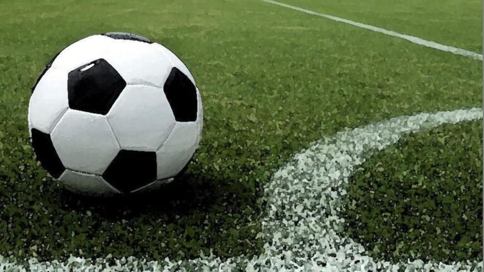 La follia di un genitore: calci, pugni e colpi con una sedia all’arbitro di 18 anni. Il ragazzo: “Tornerò in campo” La follia di un genitore: calci, pugni e colpi con una sedia all’arbitro di 18 anni. Il ragazzo: “Tornerò in campo”