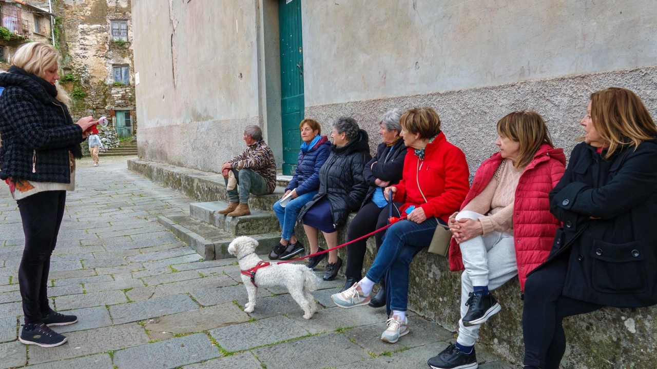 Negli ultimi tempi molti residenti sono tornati. "Siamo a dieci minuti dal centro e da Riomaggiore". Non mancano gli stranieri che adorano le bellezze della zona: "Qui si può vivere come in famiglia".
