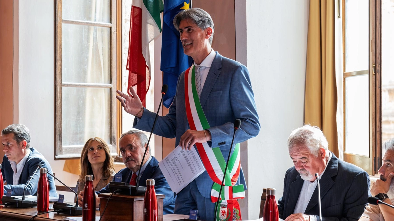 Il sindaco Michele Angiolini interviene in consiglio comunale