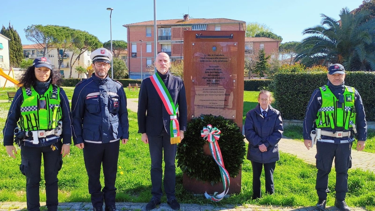 Ieri mattina in piazza del Cordificio Billeri a Pontedera la deposizione della corsona al monumento delle vittime dell’epidemia Ieri mattina in piazza del Cordificio Billeri a Pontedera la deposizione della corsona al monumento delle vittime dell’epidemia