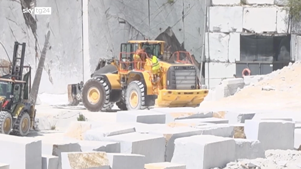 Le cave e le regole del marmo al centro di un braccio di ferro fra Comune e aziende che hanno prodotto. una pioggia di ricorsi su norme concordate Le cave e le regole del marmo al centro di un braccio di ferro fra Comune e aziende che hanno prodotto. una pioggia di ricorsi su norme concordate