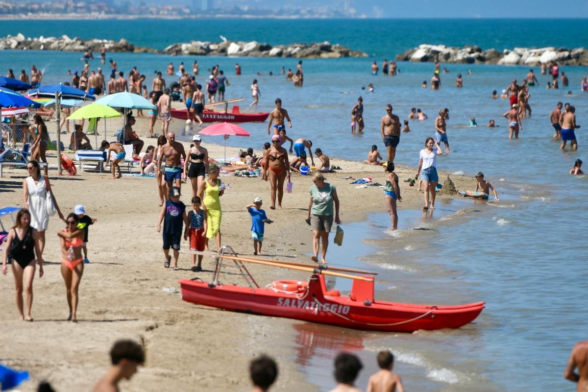 Se il risparmio arriva in spiaggia. Lettini, maschere e pinne? Ormai si comprano usati Se il risparmio arriva in spiaggia. Lettini, maschere e pinne? Ormai si comprano usati