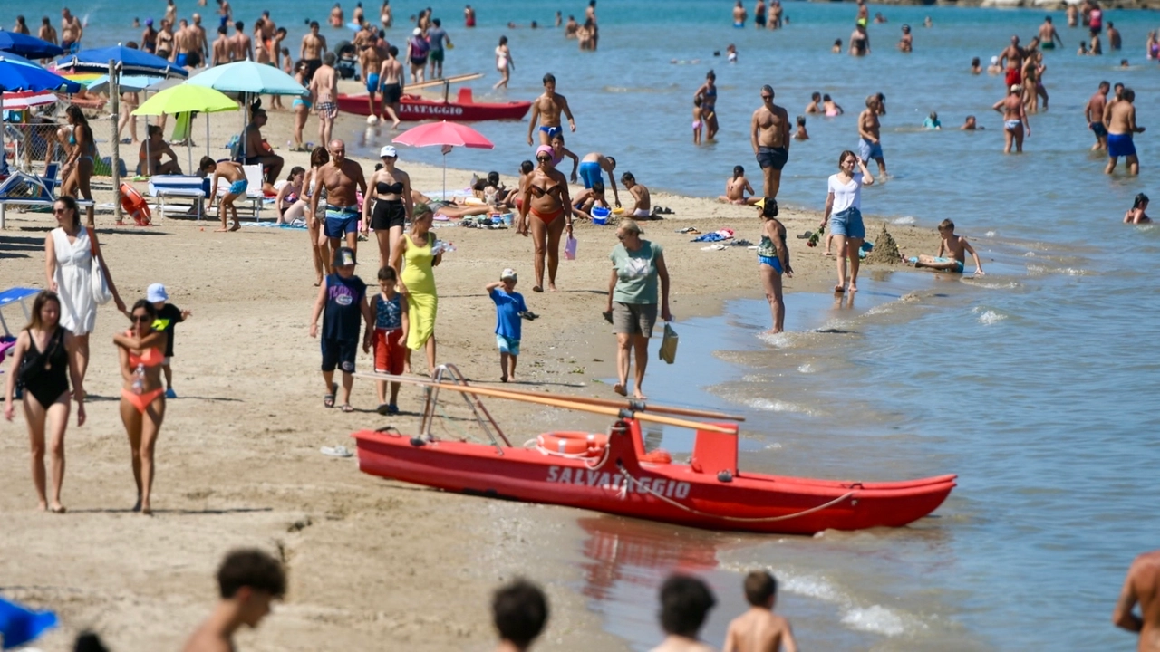 Una spiaggia affollata durante una normale giornata estiva (Foto di repertorio)
