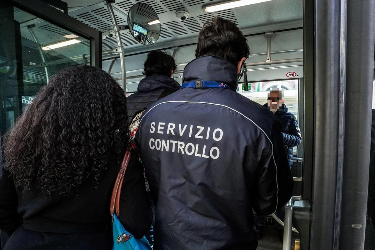 Disavventura sull’autobus. E’ senza biglietto e reagisce. Controllori restano feriti