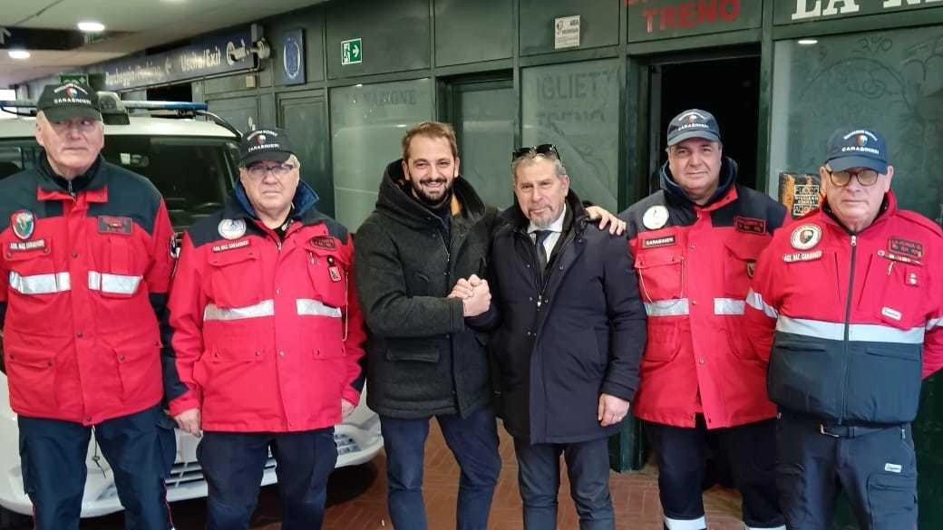 L’assessore Diego Blasi con i volontari dell’associazione nazionale carabinieri che gestiranno il fondo un tempo sede dell’ex edicola L’assessore Diego Blasi con i volontari dell’associazione nazionale carabinieri che gestiranno il fondo un tempo sede dell’ex edicola
