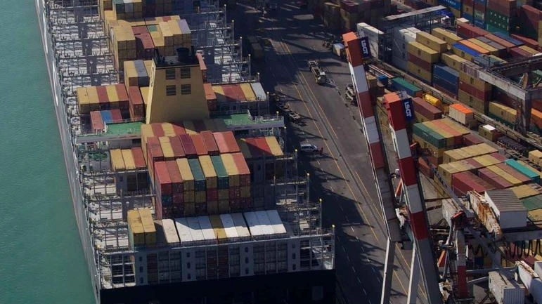 L’ente di via del Molo approva gli atti per la gara europea. Proseguono i lavori per la realizzazione del cold ironing. Montaresi: "Infrastrutture e servizi alla base dello sviluppo". . L’ente di via del Molo approva gli atti per la gara europea. Proseguono i lavori per la realizzazione del cold ironing. Montaresi: "Infrastrutture e servizi alla base dello sviluppo". .