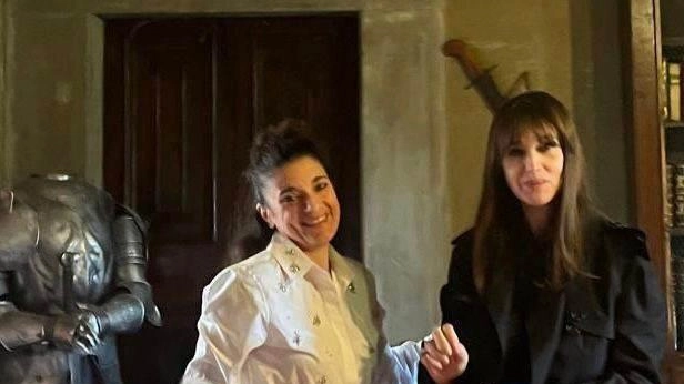 Nella foto (di Veronica Barelli) Monica Bellucci e Simona Nunzi nella sala del camino, vicino l’armatura del condottiero Baldaccio di Anghiari Nella foto (di Veronica Barelli) Monica Bellucci e Simona Nunzi nella sala del camino, vicino l’armatura del condottiero Baldaccio di Anghiari