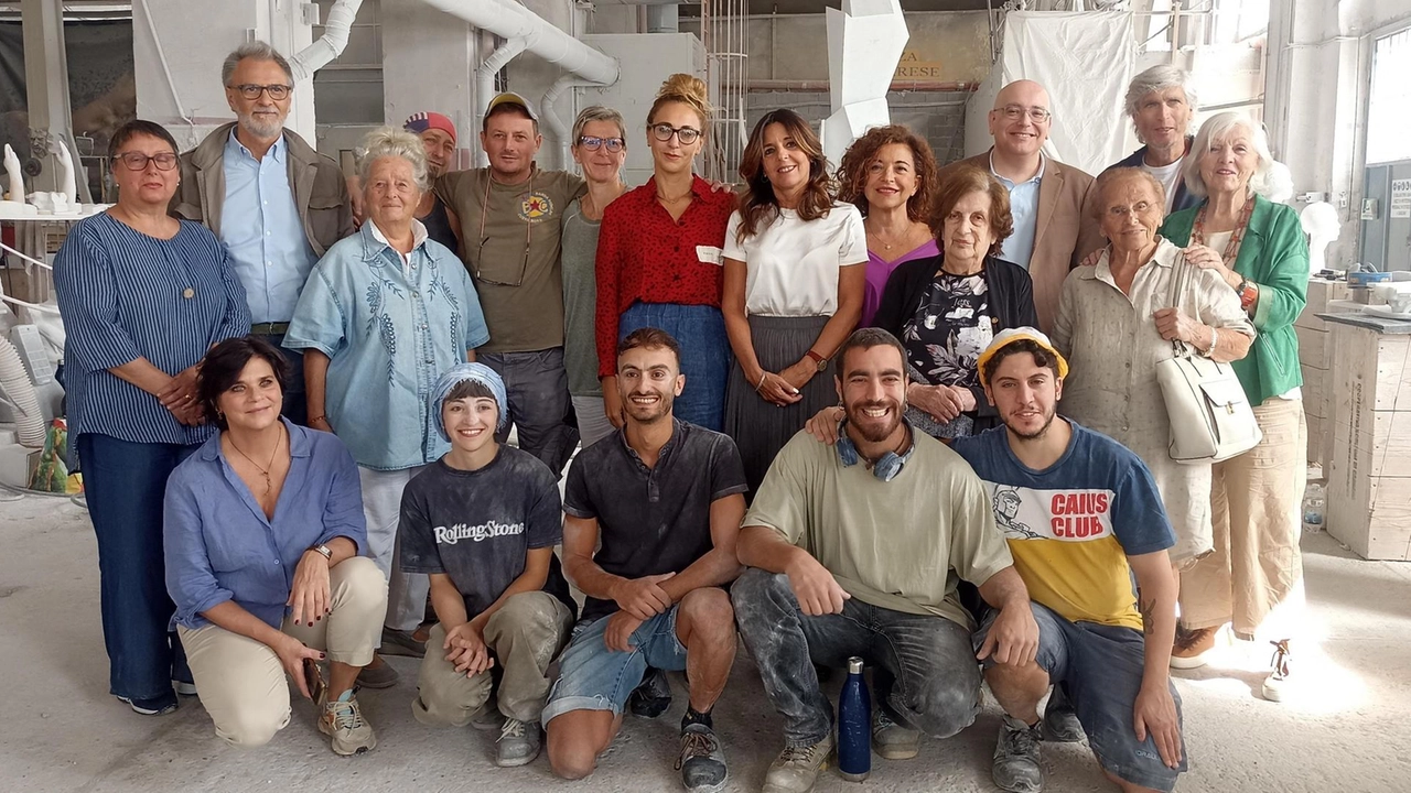 La premiazione dei quattro giovani artisti vincitori del concorso ‘Carrara città creativa Unesco ieri nel laboratorio della Cooperativa Scultori a San Martino con i rappresentanti delle istituzioni e i membri della giuria La premiazione dei quattro giovani artisti vincitori del concorso ‘Carrara città creativa Unesco ieri nel laboratorio della Cooperativa Scultori a San Martino con i rappresentanti delle istituzioni e i membri della giuria