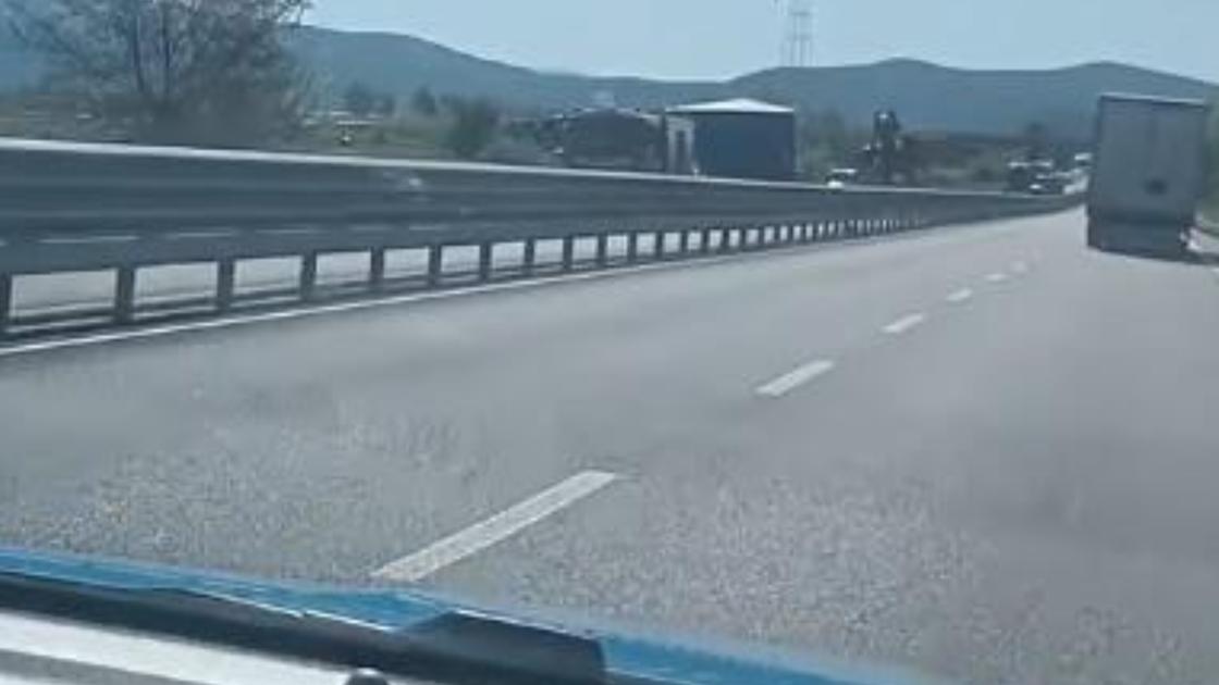 tir fuori strada sull8217aurelia chiusa la corsia nord disagi per il traffico e code