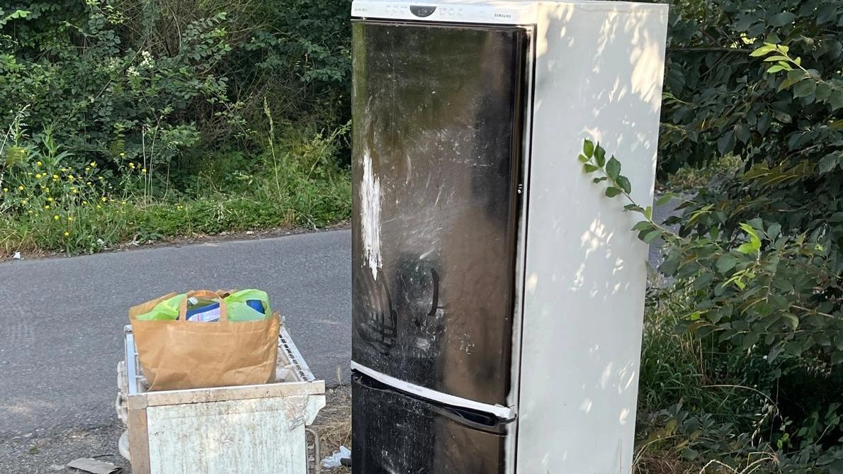 I residenti della zona tornano a segnalare le difficili condizioni di via dell’Arpino che sembra non trovare pace per l’abbandono di rifiuti ed. elettrodomestici I residenti della zona tornano a segnalare le difficili condizioni di via dell’Arpino che sembra non trovare pace per l’abbandono di rifiuti ed. elettrodomestici