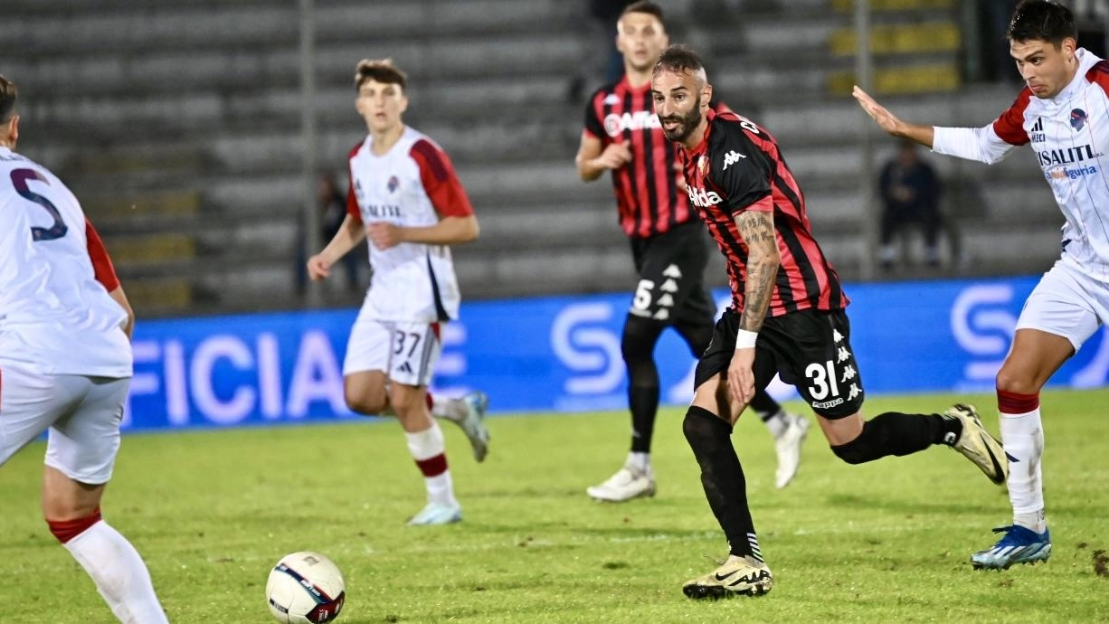 In alto, il rossonero Catanese in azione; qui sopra, Sabbione; a lato, il tecnico Giorgio Gorgone (foto Alcide) In alto, il rossonero Catanese in azione; qui sopra, Sabbione; a lato, il tecnico Giorgio Gorgone (foto Alcide)
