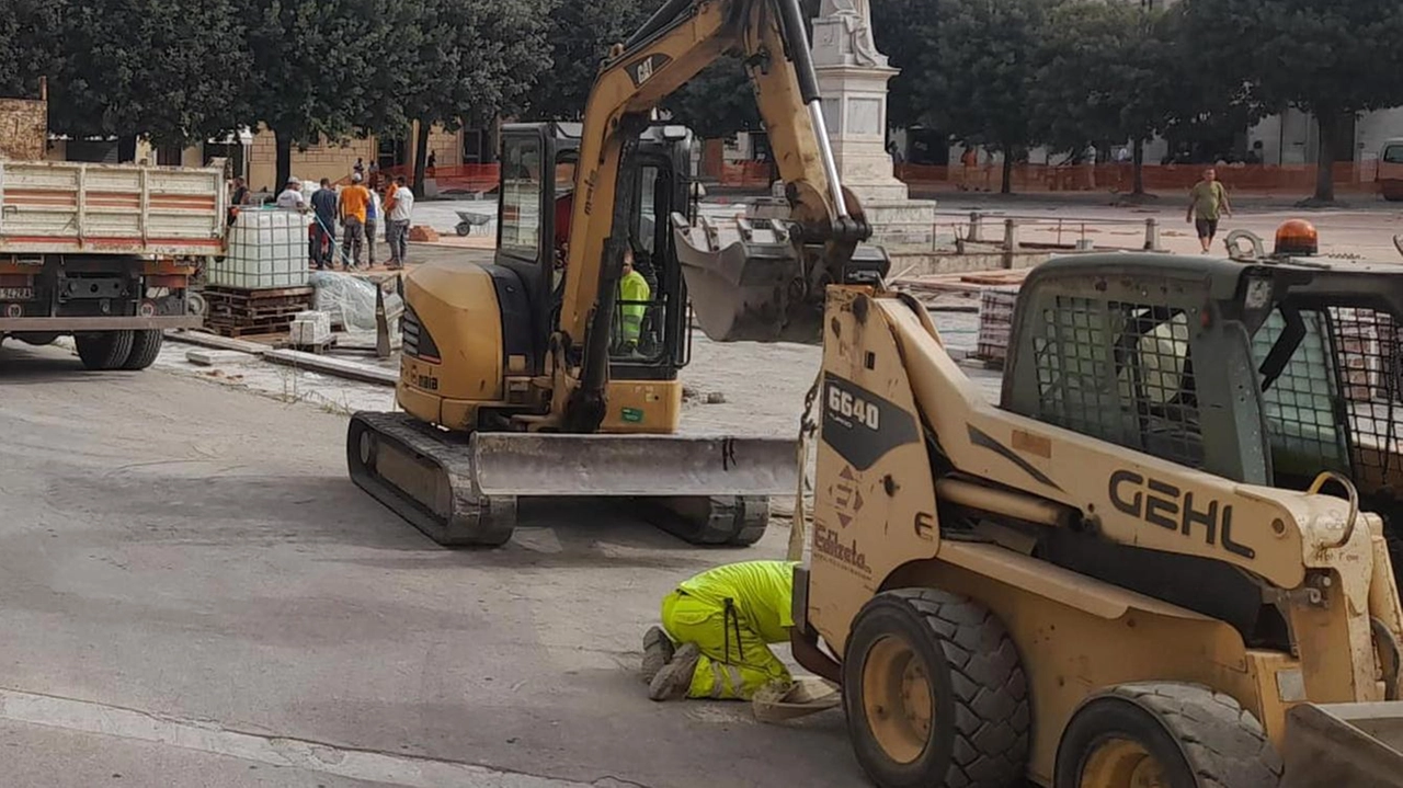 I lavori degli operai in piazza Boccaccio a Certaldo che impattano anche sugli affari dei negozi (Gasperini/ FotoGermogli) I lavori degli operai in piazza Boccaccio a Certaldo che impattano anche sugli affari dei negozi (Gasperini/ FotoGermogli)