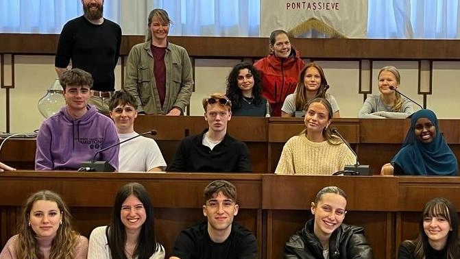 Tra Erasmus ed esperienze internazionali. Nell’ambito del programma europeo, gli studenti della scuola Bäckängsgymnasiet di Borås, in Svezia, sono in... Tra Erasmus ed esperienze internazionali. Nell’ambito del programma europeo, gli studenti della scuola Bäckängsgymnasiet di Borås, in Svezia, sono in...