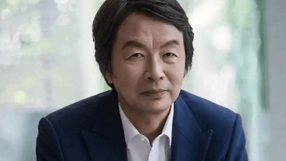 Tra gli scrittori più famosi in Cina, oggi presenta Una frase ne vale diecimila. Nel suo paese quattro milioni di copie vendute. Tradotto in 12 lingue . Tra gli scrittori più famosi in Cina, oggi presenta Una frase ne vale diecimila. Nel suo paese quattro milioni di copie vendute. Tradotto in 12 lingue .