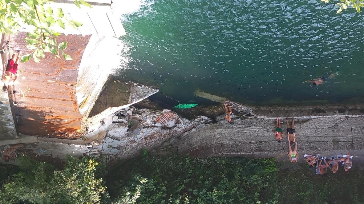 Il bagno nel Frigido all’altezza della fontana di Canevara Il bagno nel Frigido all’altezza della fontana di Canevara