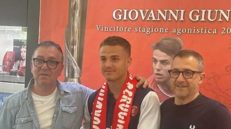 Giovanni Giunti riceve il premio per la stagione appena terminata Giovanni Giunti riceve il premio per la stagione appena terminata