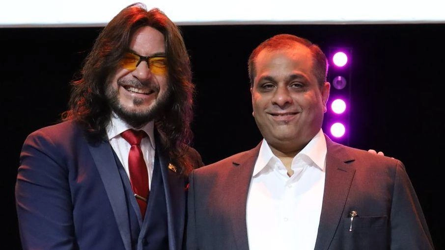 Luca Piattelli riceve il premio Mcb by Beauté Sélection 2024 come vincitore ex-aequo insieme al salone Aldo Coppola Cerva in Italia