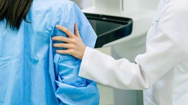 Lo screening della mammella prevede mammografie, ecografie e in caso biopsia Lo screening della mammella prevede mammografie, ecografie e in caso biopsia
