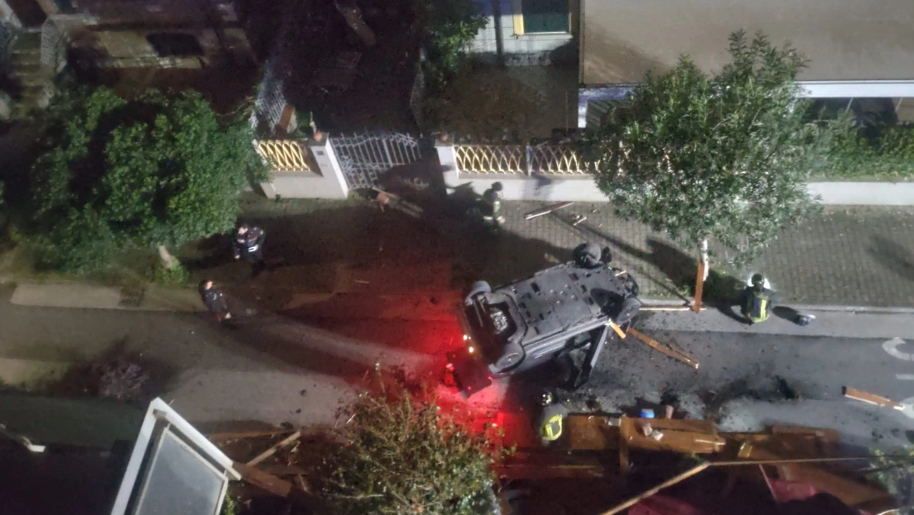 Fuga rocambolesca, si schianta sul dehor con l’auto rubata. Poi scappa a piedi