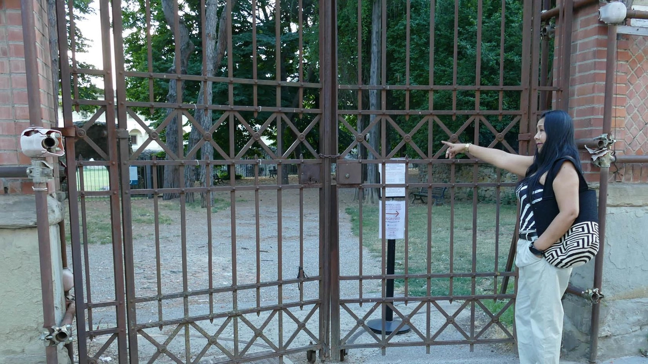 Il cancello del giardino dell’Anfiteatro rimane ancora chiuso su via Crispi