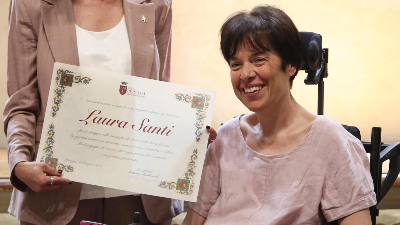 La giornalista Laura Santi mentre riceve il Baiocco d’oro La giornalista Laura Santi mentre riceve il Baiocco d’oro