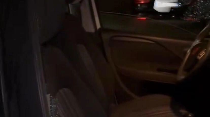 Una delle auto danneggiate dai vandali nello scorso week end: danni ingenti e bottino magro. Portiere forzate e vetri rotti dai ladri-teppisti Una delle auto danneggiate dai vandali nello scorso week end: danni ingenti e bottino magro. Portiere forzate e vetri rotti dai ladri-teppisti