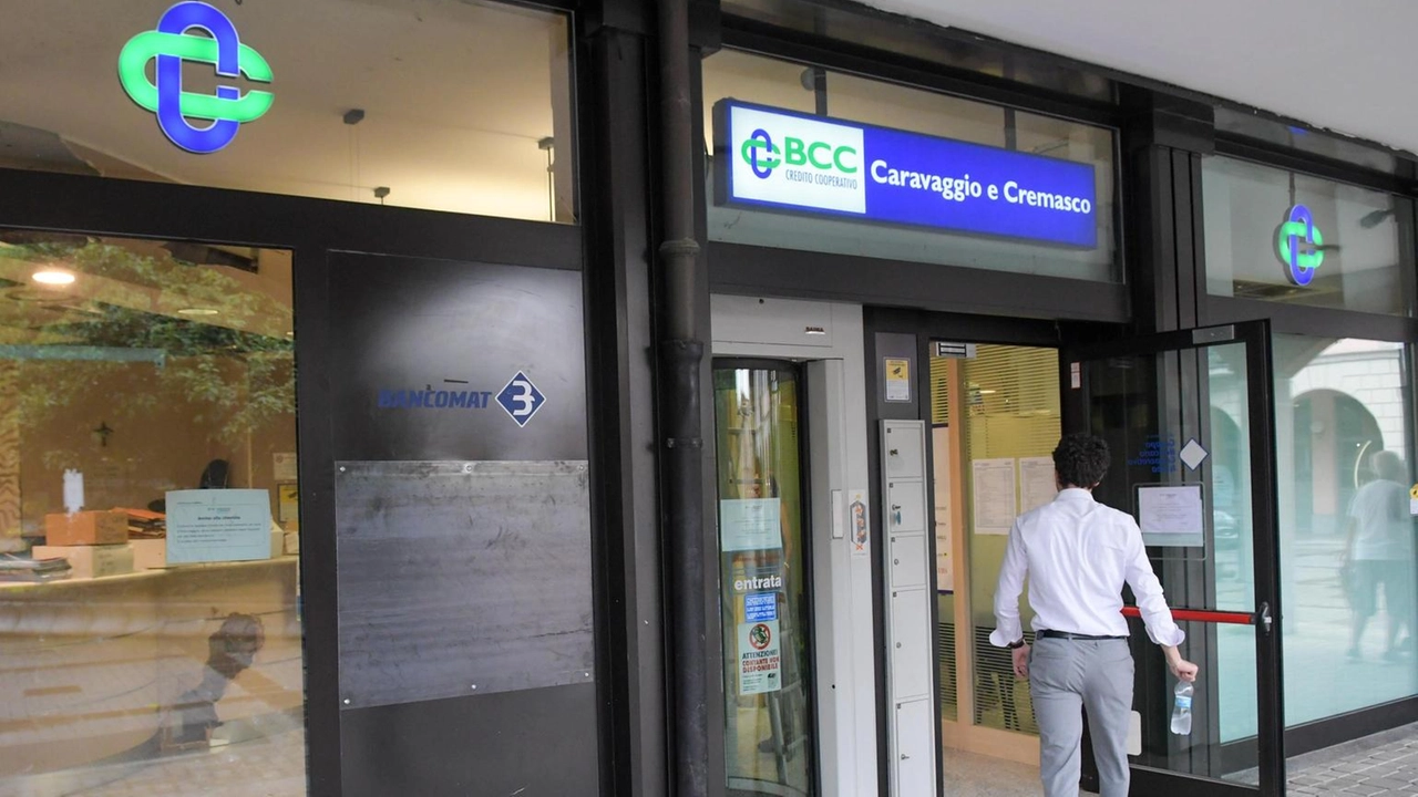 È scomparso negli anni lo sportello di una o più agenzie, facendo risaltare il dato di ben 32 comuni su 92 non servite dalla banca È scomparso negli anni lo sportello di una o più agenzie, facendo risaltare il dato di ben 32 comuni su 92 non servite dalla banca