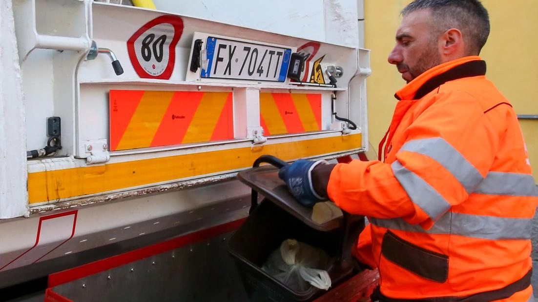 Non cambiano i giorni di raccolta e tutti i servizi accessori, ma saranno sostituiti tutti i bidoncini E da ora arriveranno i nuovi kit a disposizione sia per le utenze private, che per le aziende e gli uffici Non cambiano i giorni di raccolta e tutti i servizi accessori, ma saranno sostituiti tutti i bidoncini E da ora arriveranno i nuovi kit a disposizione sia per le utenze private, che per le aziende e gli uffici