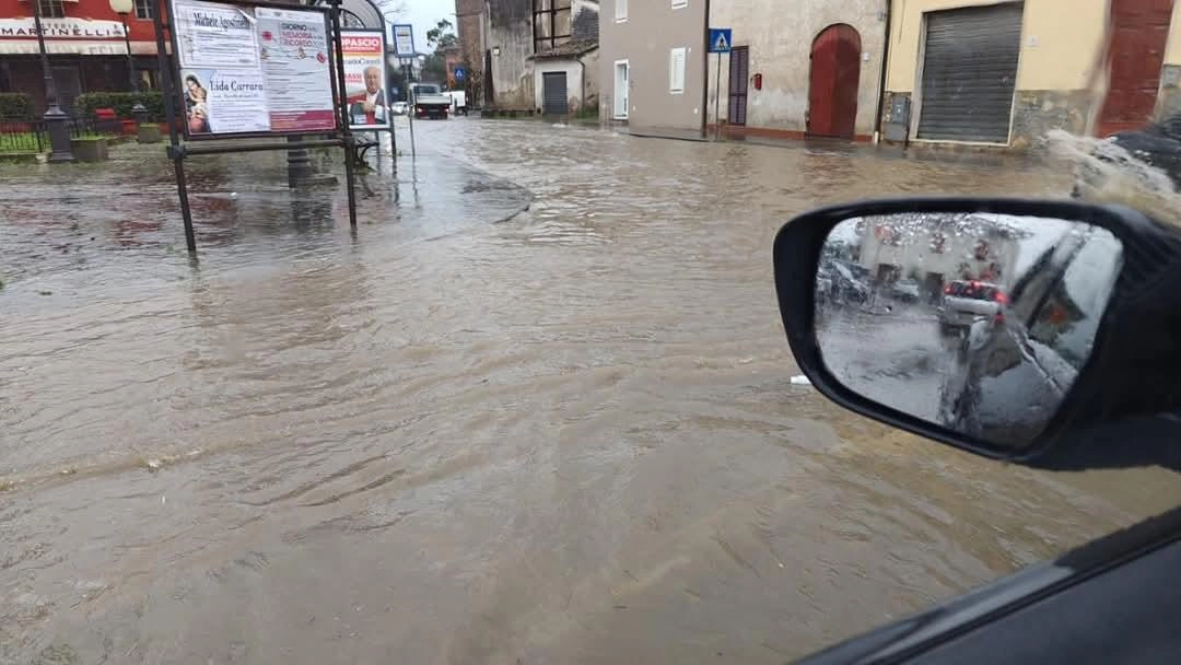 Numerose le strade di Altopascio e delle sue frazioni invase dall’acqua scesa come “fiumi“ da Montecarlo Numerose le strade di Altopascio e delle sue frazioni invase dall’acqua scesa come “fiumi“ da Montecarlo