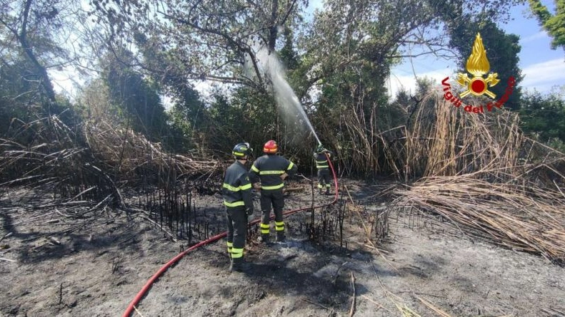 L'incendio nel quale due persone sono rimaste gravemente ustionate. I vigili del fuoco durante lo spegnimento L'incendio nel quale due persone sono rimaste gravemente ustionate. I vigili del fuoco durante lo spegnimento