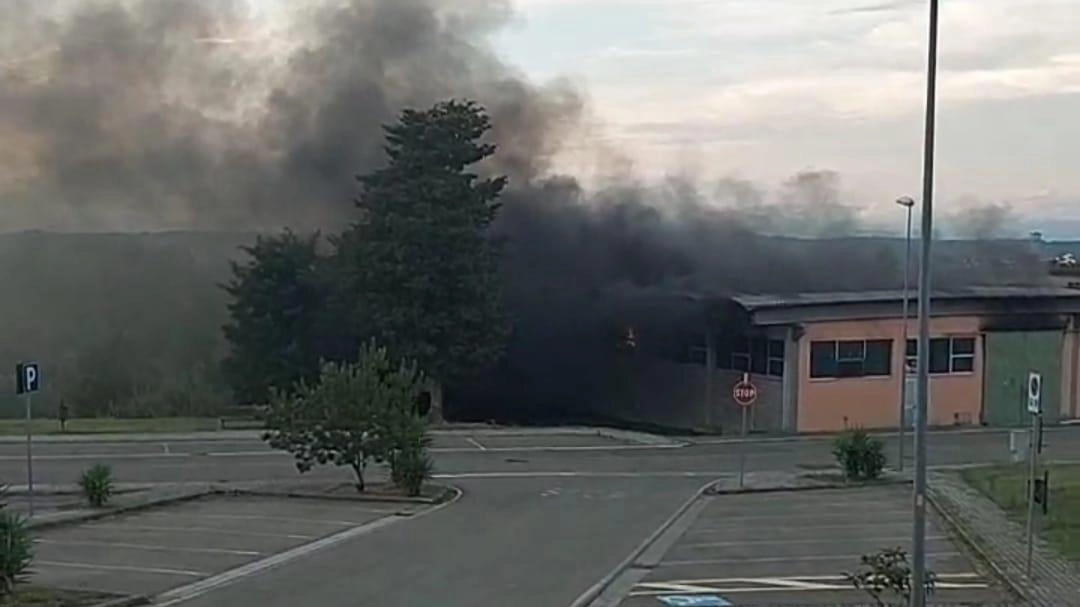Il magazzino comunale di Montopoli avvolto dalle fiamme nell’incendio dei giorni scorsi: danni anche ad un’auto della municipale Il magazzino comunale di Montopoli avvolto dalle fiamme nell’incendio dei giorni scorsi: danni anche ad un’auto della municipale