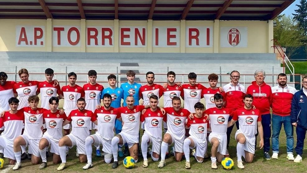 Il Torrenieri sorprende in Prima categoria sotto la guida del nuovo presidente Simone Rossi e del mister Roberto Pasqui. Il Torrenieri sorprende in Prima categoria sotto la guida del nuovo presidente Simone Rossi e del mister Roberto Pasqui.