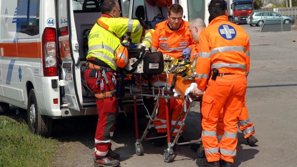 L’incidente è avvenuto ieri mattina poco dopo le 9 Un’anziana e l’autista del mezzo sono stati soccorsi in stato di choc L’incidente è avvenuto ieri mattina poco dopo le 9 Un’anziana e l’autista del mezzo sono stati soccorsi in stato di choc