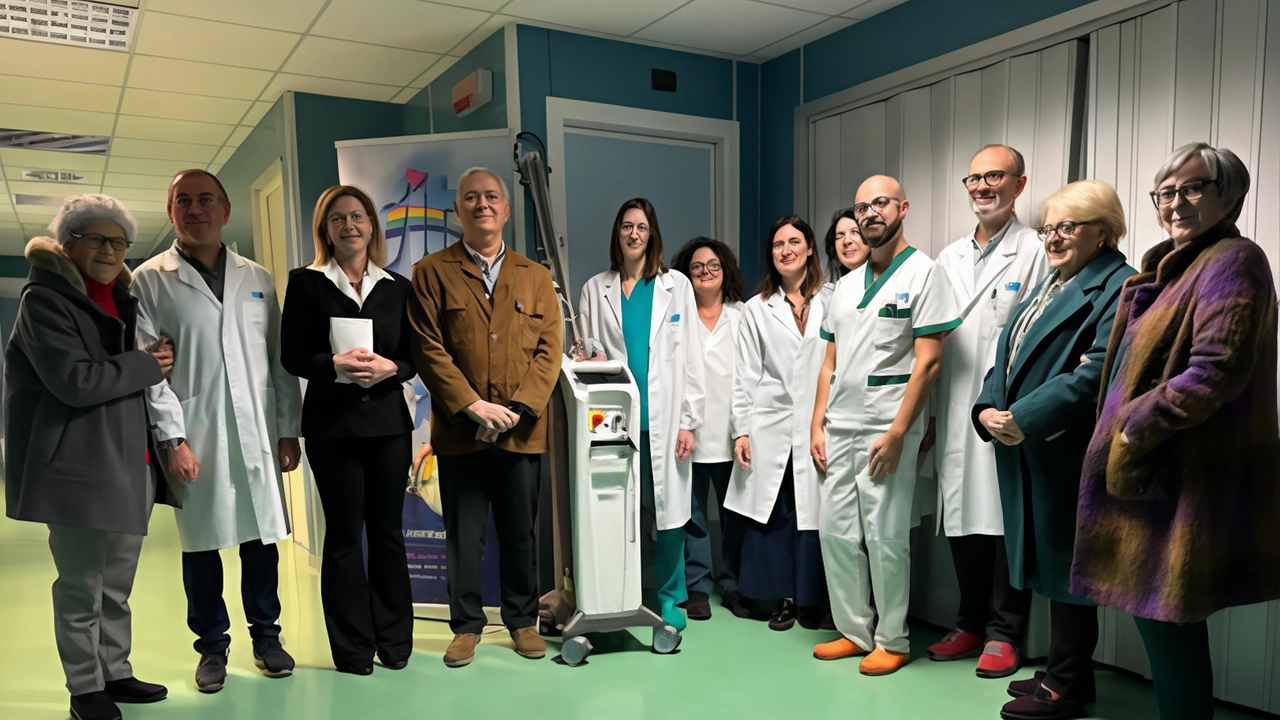 Il momento della consegna del nuovo sistema laser al reparto di Dermatologia