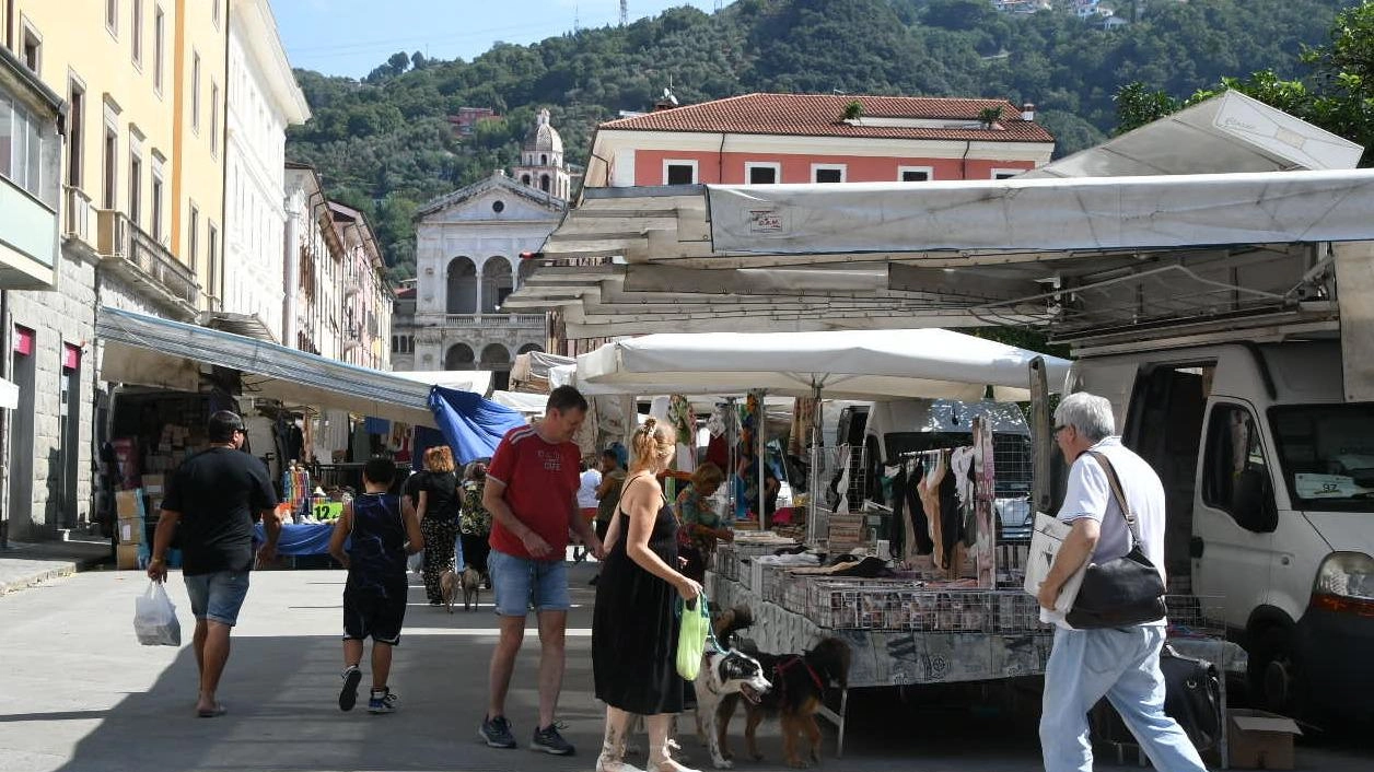 Un’immagine del mercato ambulante di ieri mattina a suo modo storica. E’ l’ultima volta infatti che i banchi sono stati dislocati nel centro storico. Dal prossimo martedì il mercato sarà spostato (di nuovo) sul viale Roma Un’immagine del mercato ambulante di ieri mattina a suo modo storica. E’ l’ultima volta infatti che i banchi sono stati dislocati nel centro storico. Dal prossimo martedì il mercato sarà spostato (di nuovo) sul viale Roma