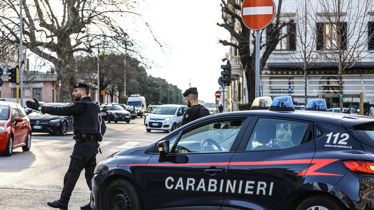 Una pattuglia dei carabinieri in piazza Don Minzoni (. foto d’archivio Una pattuglia dei carabinieri in piazza Don Minzoni (. foto d’archivio