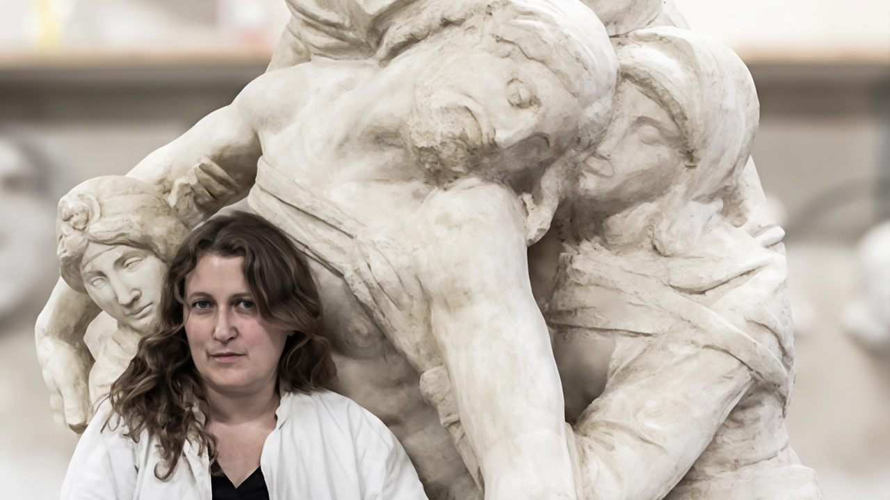 Claudia Chianucci accanto alla sua opera, ora esposta ai Musei Vaticani Claudia Chianucci accanto alla sua opera, ora esposta ai Musei Vaticani