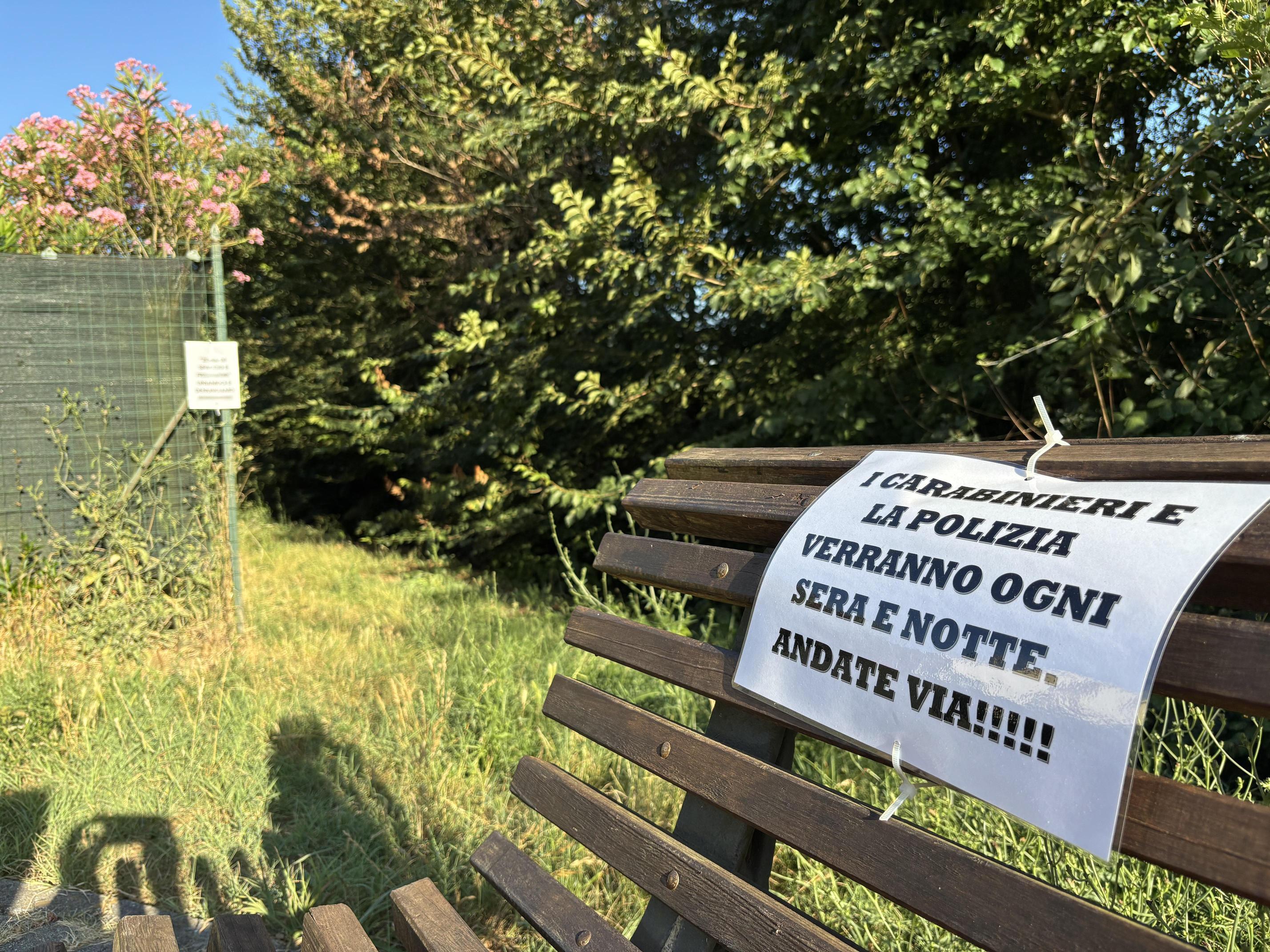 scritte anti spaccio al giardino andate via chiameremo i carabinieri
