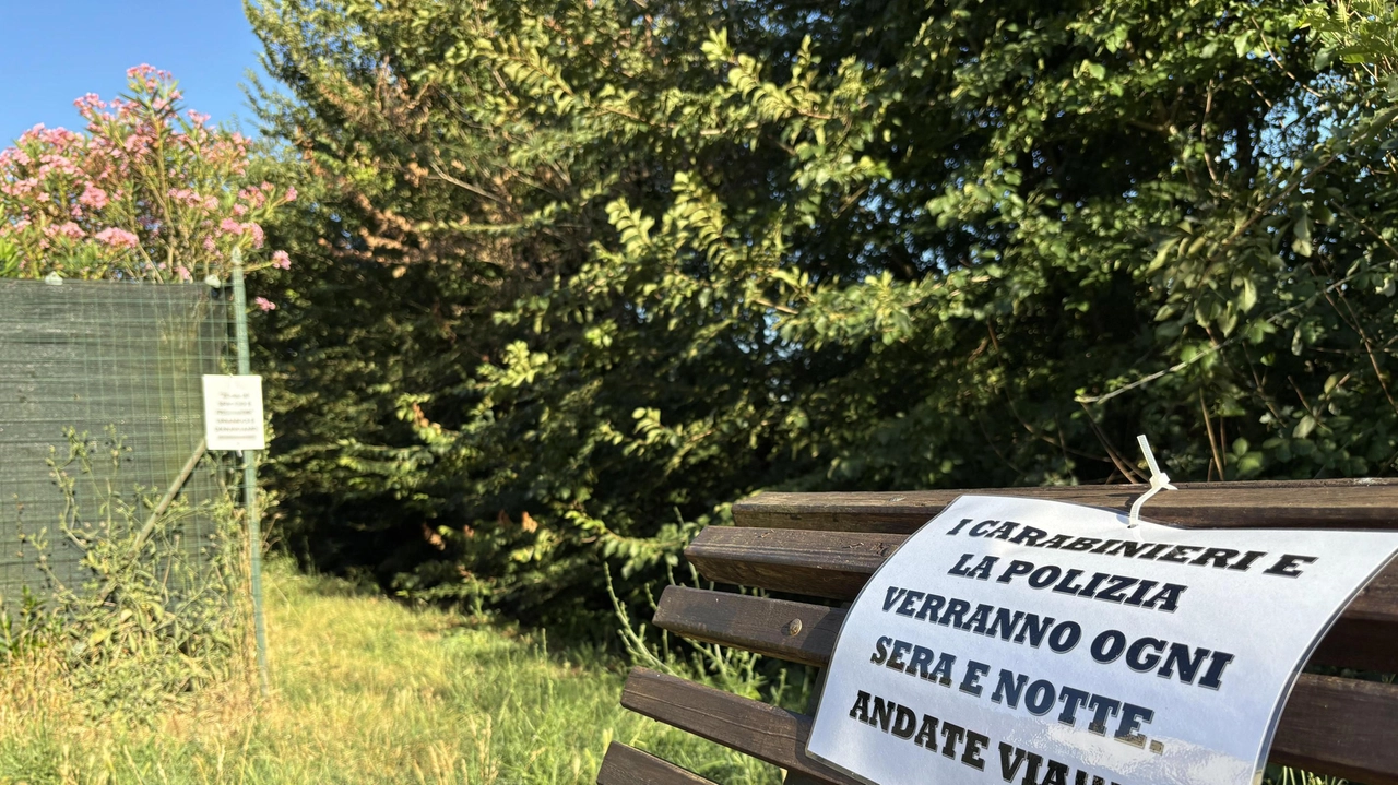 Alcuni dei cartelli apparsi nel giardino lungo la ferrovia tra via Fratelli Rosselli e via Giovanni da Verrazzano a Pontedera