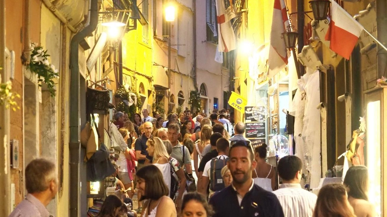 Il borgo di Porto Venere affollato di turisti (. foto d’archivio Il borgo di Porto Venere affollato di turisti (. foto d’archivio