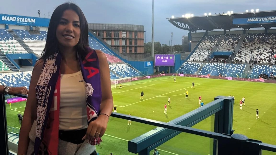 Asmaa Gacem con la sciarpa della Fiorentina al Mapei Stadium