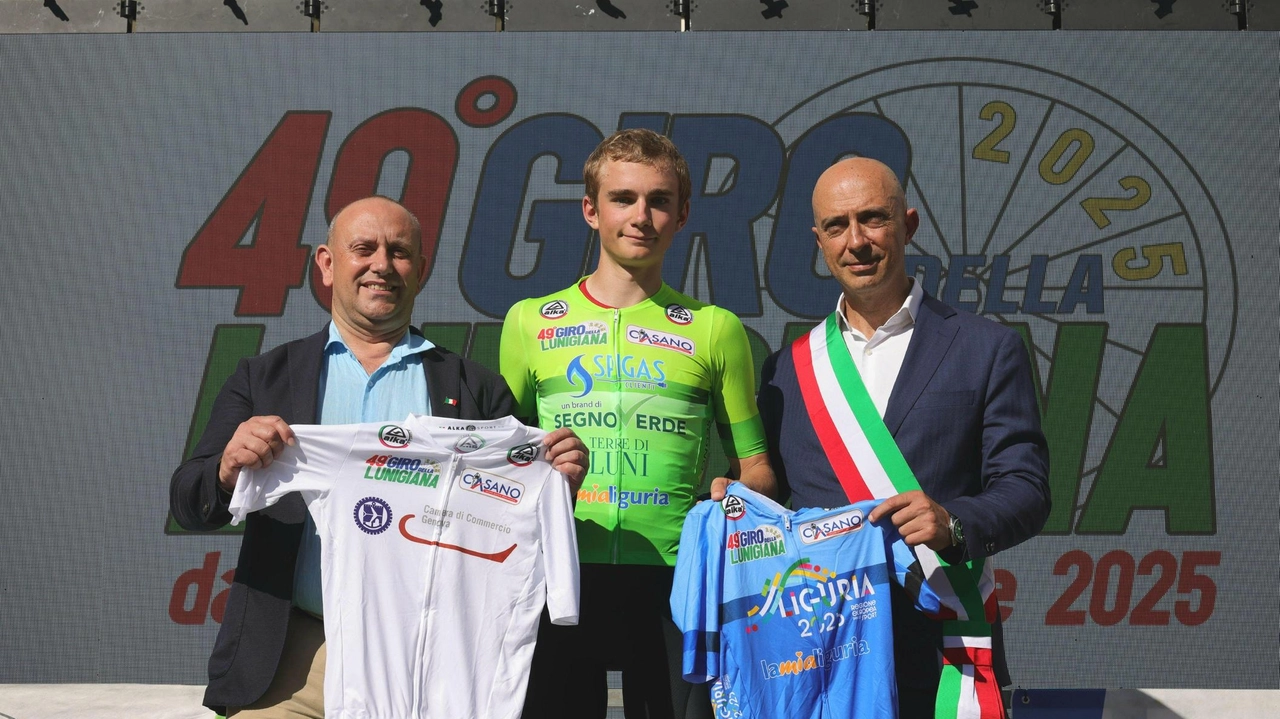 La premiazione con la maglia verde di leader del vincitore della prima tappa del Luginiana La premiazione con la maglia verde di leader del vincitore della prima tappa del Luginiana