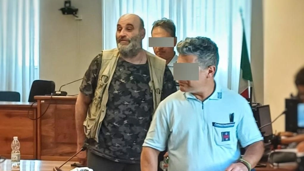 Vittorio Pescaglini esce dall’aula dopo la sentenza che gli ha inflitto l’ergastolo Vittorio Pescaglini esce dall’aula dopo la sentenza che gli ha inflitto l’ergastolo