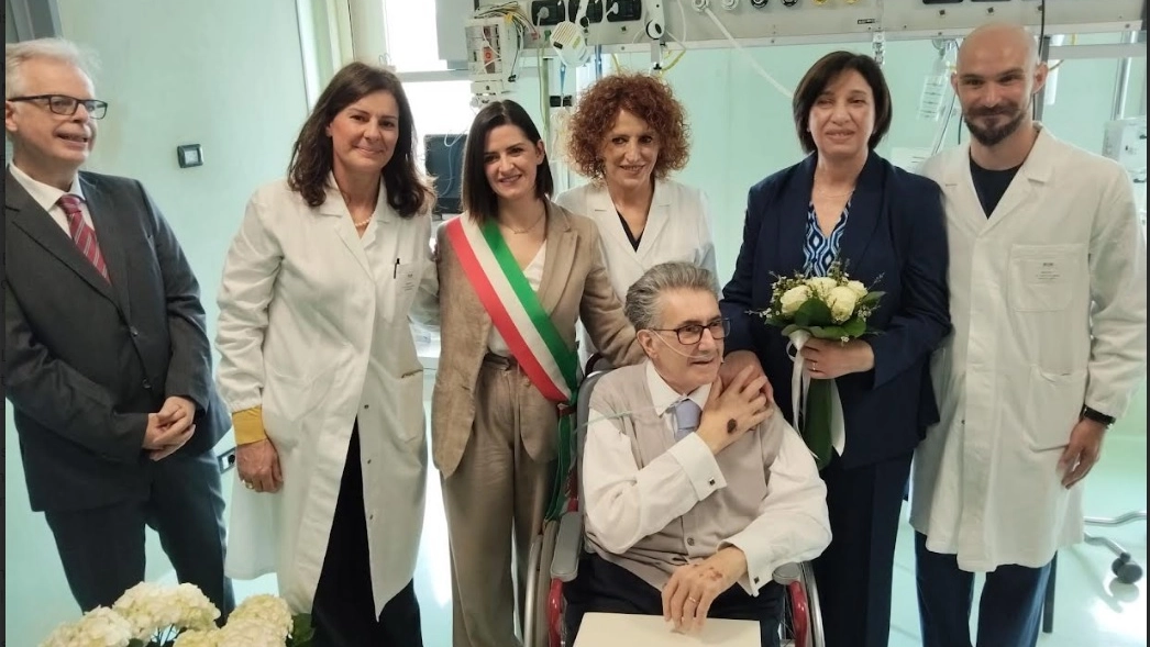 Alessandro e Maria Grazia con la sindaca e i medici dopo aver celebrato il matrimonio in ospedale