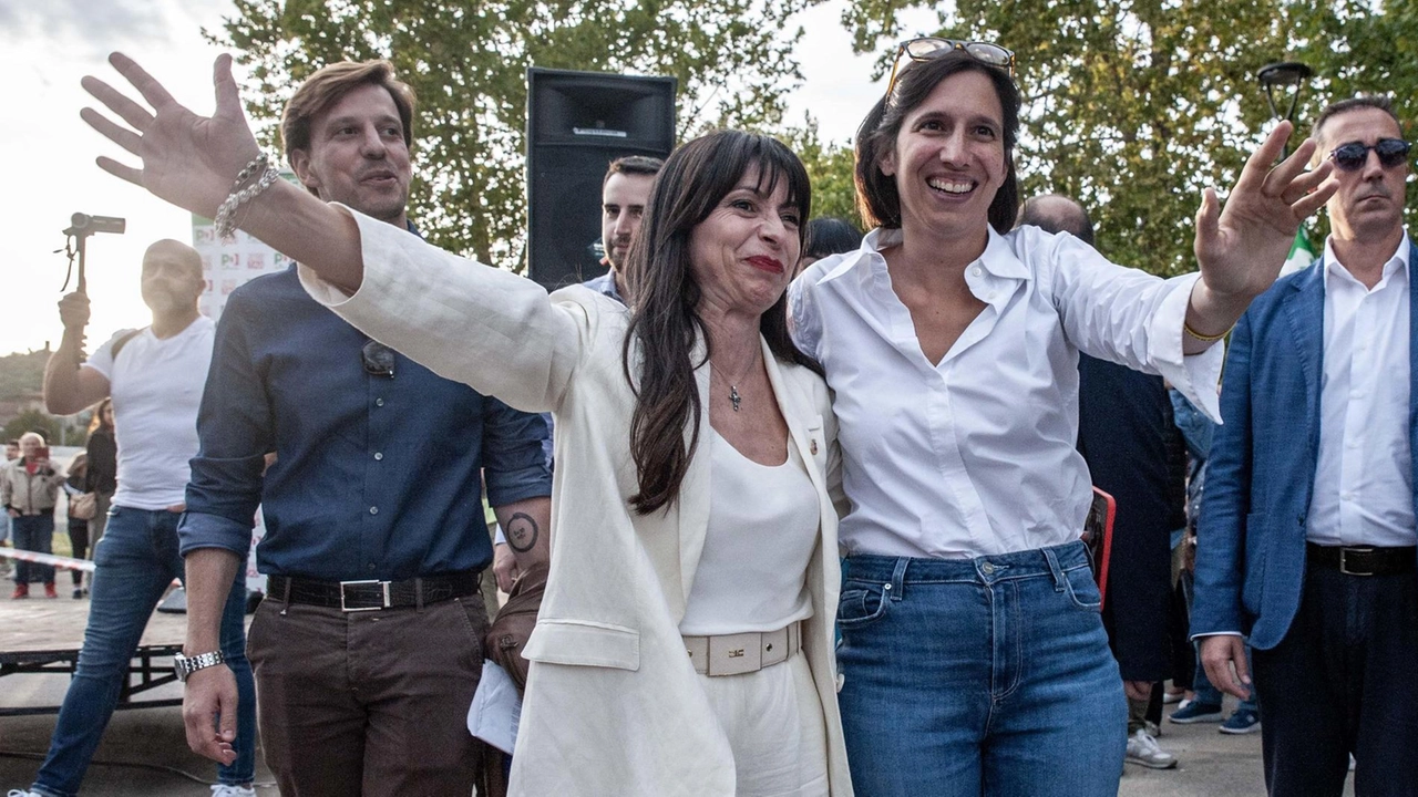 Stefania Proietti con Elly Schlein sul palco della festa del Partito democratico, a Umbertide Stefania Proietti con Elly Schlein sul palco della festa del Partito democratico, a Umbertide
