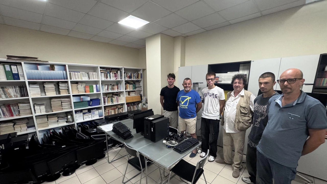 La consegna dei computer rigenerati dagli studenti dell’Itis Marconi a tre associazioni che ne hanno fatto richiesta tramite il bando dell’Unione Valdera