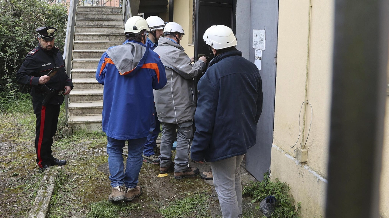 L’incidente poco dopo le 10 in strada di Santa Petronilla. Il ferito è stato trasferito a Pisa in prognosi riservata