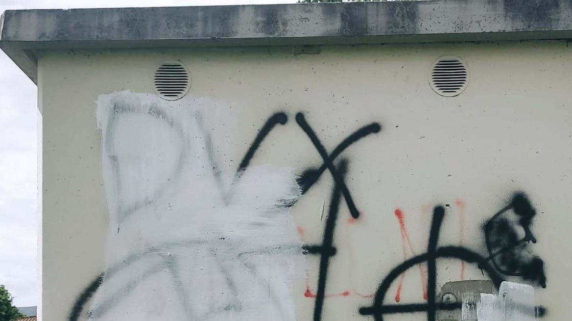 https://www.lanazione.it/image-service/view/acePublic/alias/contentid/NGI5OTAwZjQtMmM2OC00/0/croce-celtica-vigliacco-sfregio-al-25-aprile.jpeg?f=16:9&w=1200&h=630