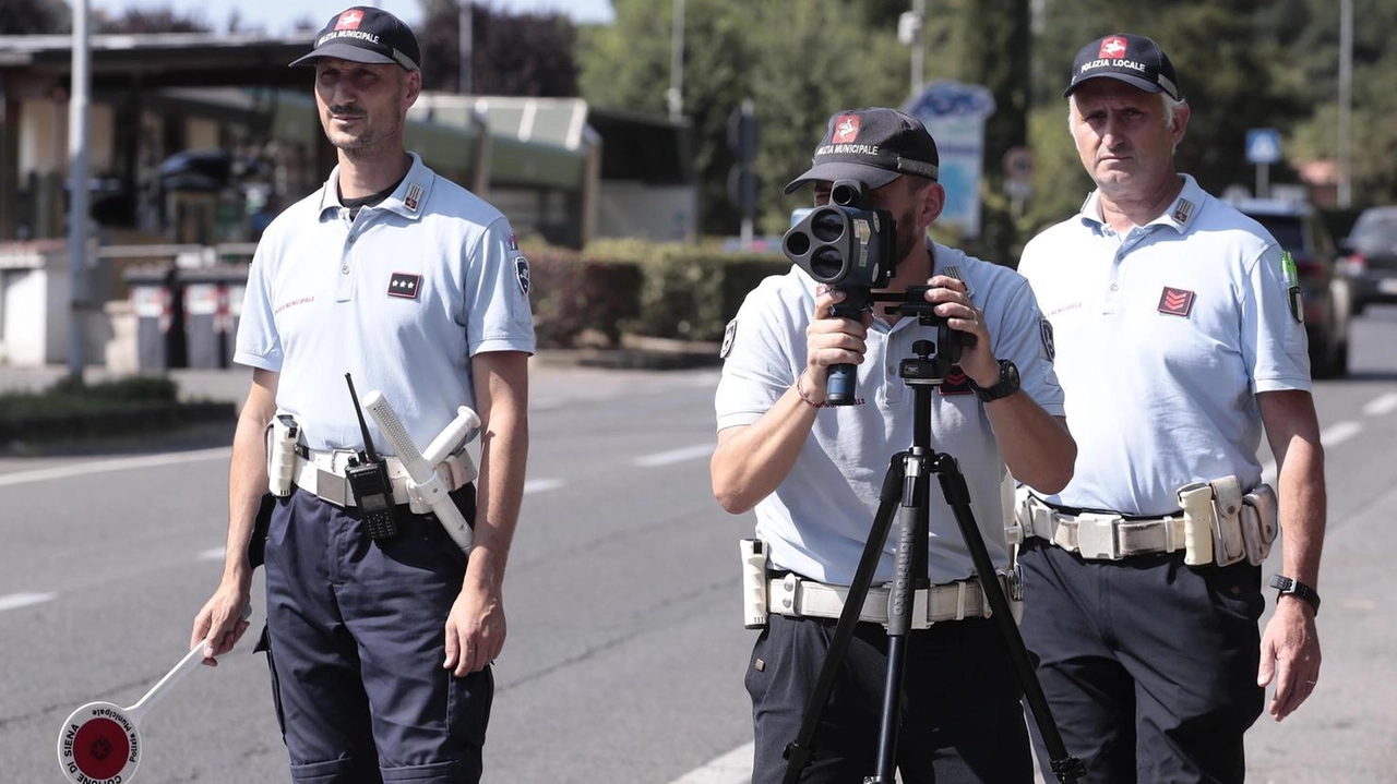 Dopo 15 anni, quindi, i vigili urbani montevarchini e terranuovesi si «separano». La volontà della giunta Chiassai era stata comunicata la scorsa estate al sindaco Chienni Dopo 15 anni, quindi, i vigili urbani montevarchini e terranuovesi si «separano». La volontà della giunta Chiassai era stata comunicata la scorsa estate al sindaco Chienni
