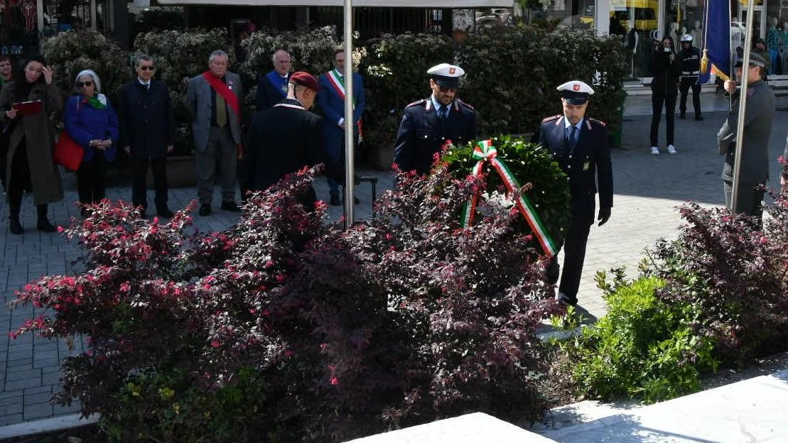 L’omaggio al monumento in Largo Matteotti durante le celebrazioni degli 80 anni della Liberazione della città